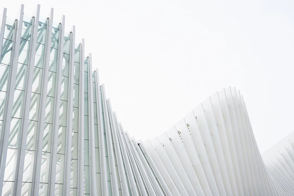 Sichtbetonwand mit Schalungsstößen, diagonales Streiflicht