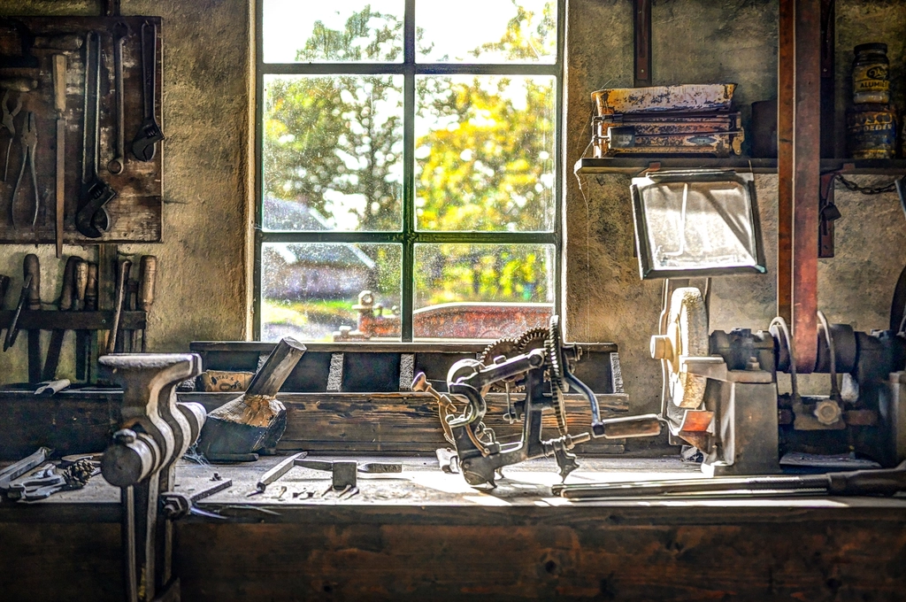 Werkstatt mit Werkbank und montierten Blechbauteilen