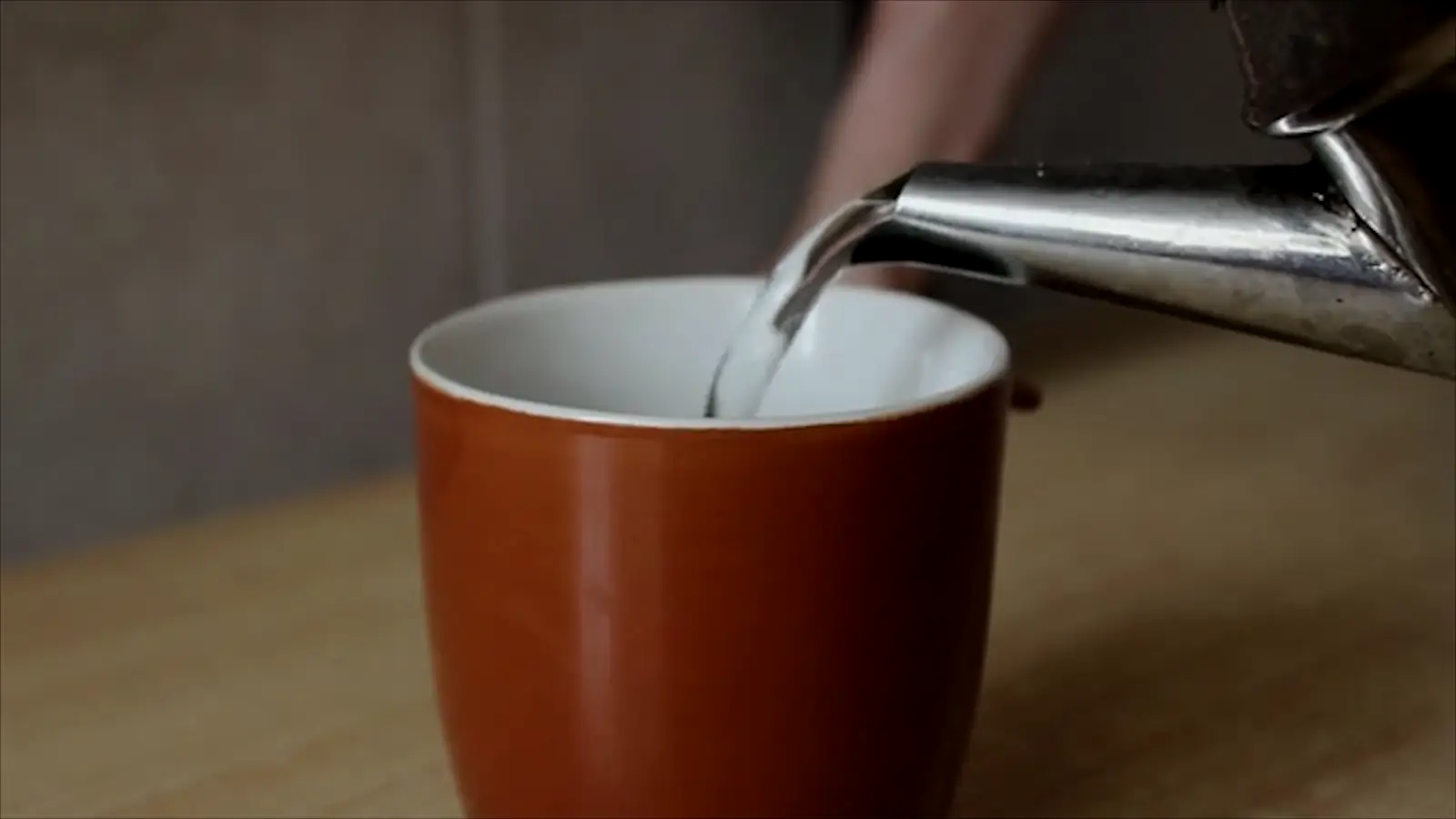 Heißes Wasser wird in eine Tasse gegossen
